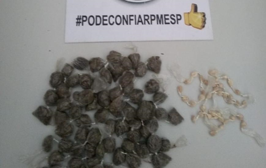 Após tentativa de fuga, dois homens são detidos pela PM por tráfico no Monte Mor