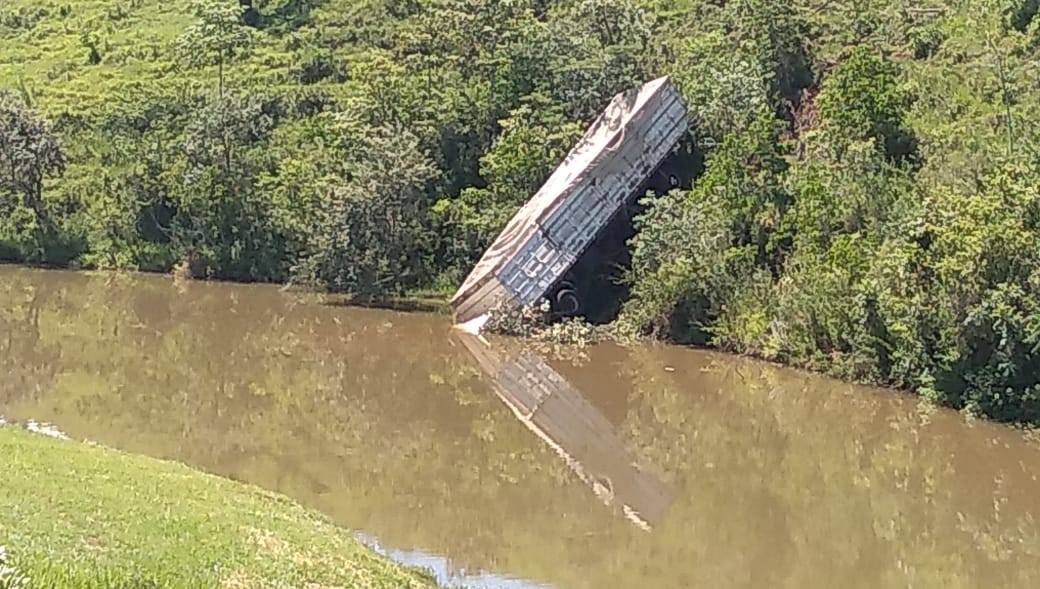 Carreta perde o freio, cai em lago e populares salvam o motorista em Pardinho Carreta perde o freio, cai em lago e populares salvam o motorista em Pardinho