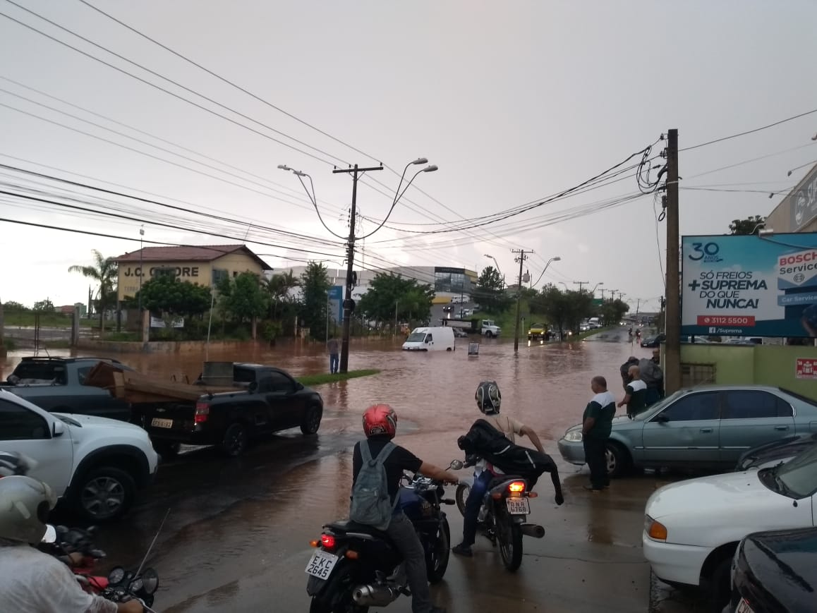 Chuva causa transtorno e pontos de alagamento em Botucatu