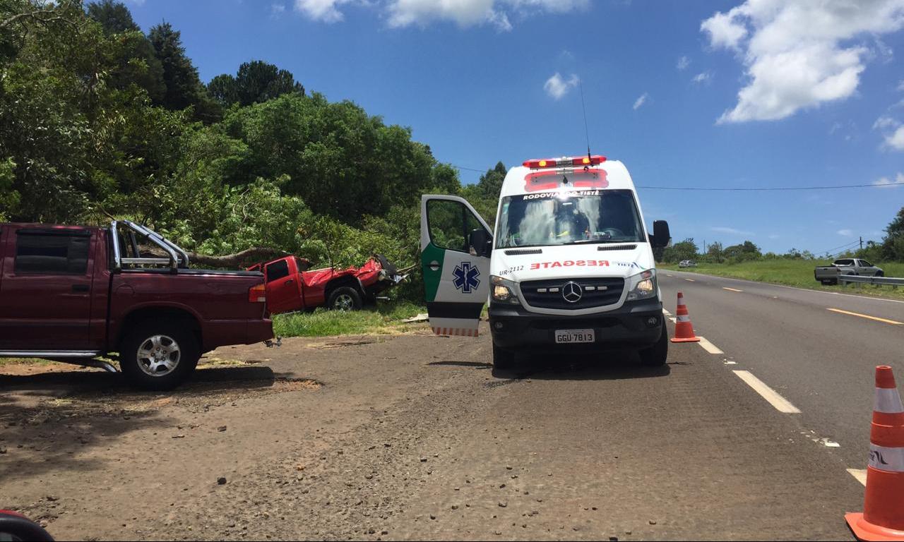 Acidente entre caminhonete e carro é registrado no acesso à Cachoeira da Marta