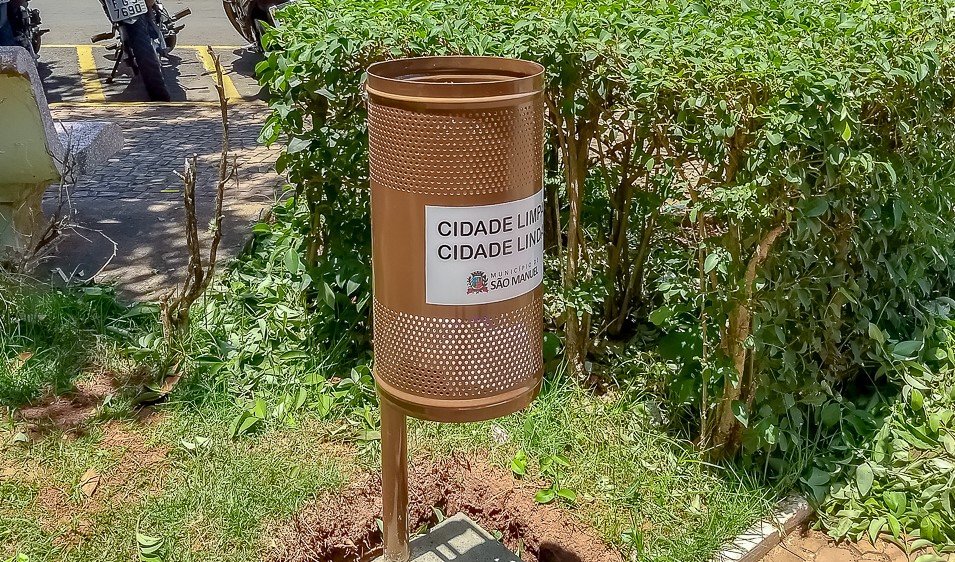 São Manuel começa a instalar lixeiras em praças públicas São Manuel começa a instalar lixeiras em praças públicas