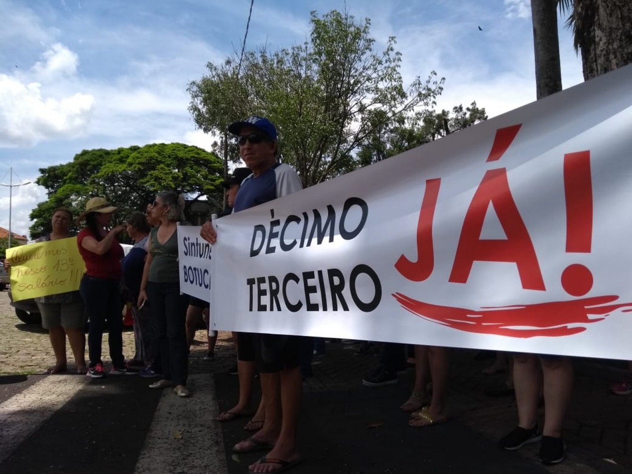 Servidores da Unesp de Botucatu protestam contra atraso no pagamento do 13º salário