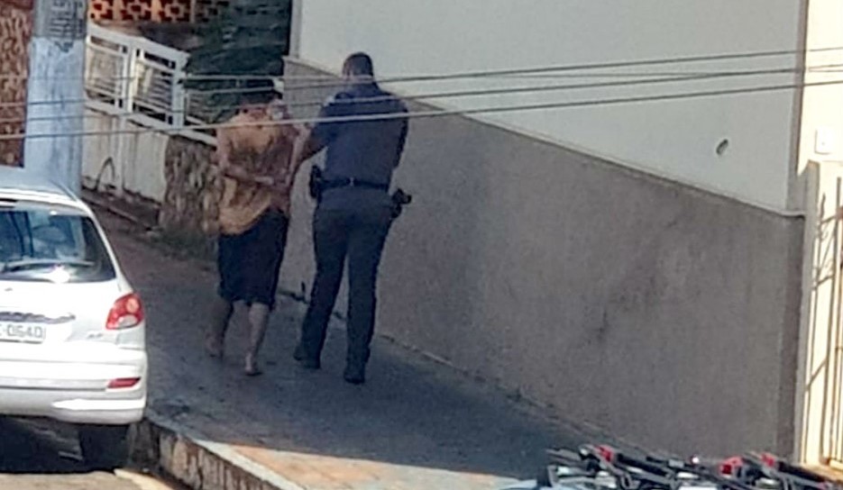 Homem atira contra a polícia e acaba preso em São Manuel Homem atira contra a polícia e acaba preso em São Manuel