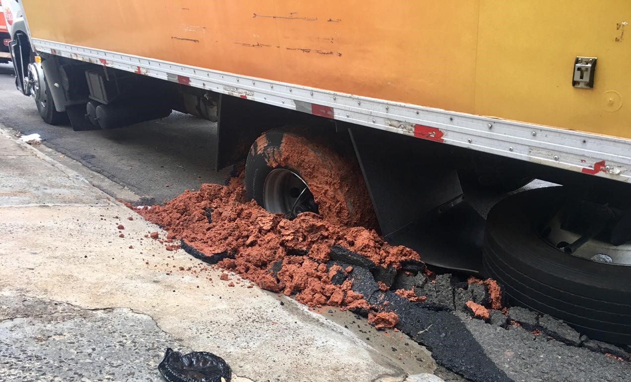 Asfalto cede e caminhão fica preso em rua do Marajoara
