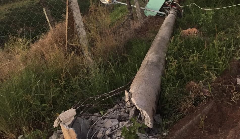 Caminhão derruba poste e interrompe energia em parte de Vitoriana e Rio Bonito