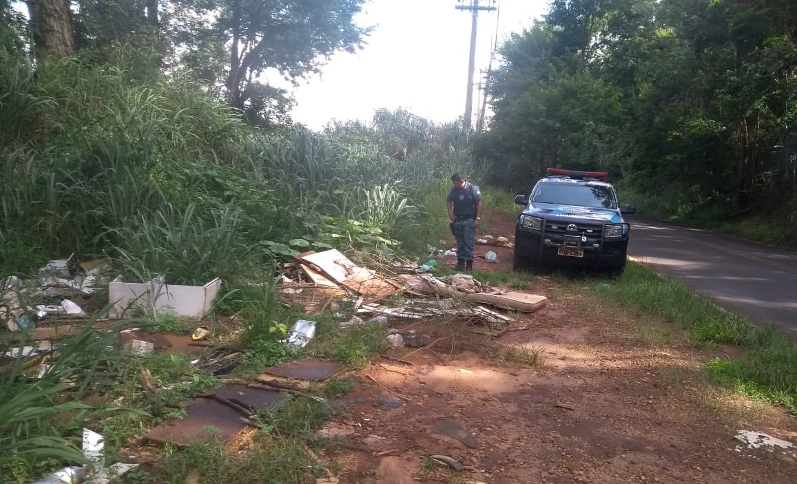 Homem joga lixo na Alcides Soares, mas é identificado por boletos bancários