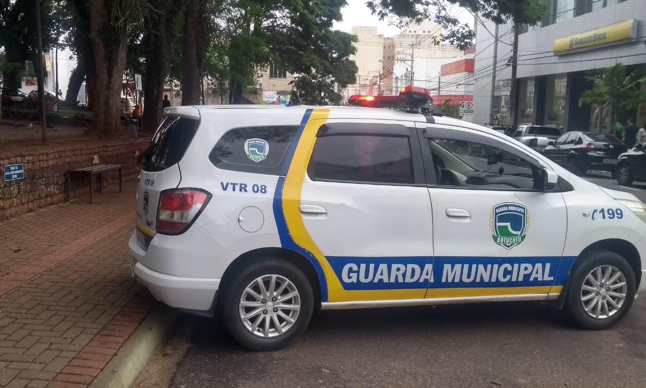 GCM atende criança de 2 anos que estava perdida na Rua Amando
