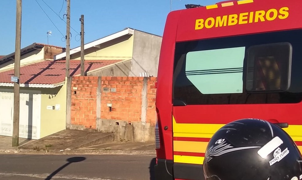 Colisão entre carro e moto deixa dois feridos no Jardim Aeroporto