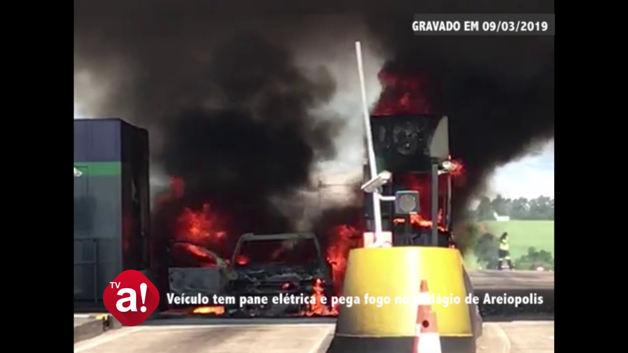 Veículo tem pane elétrica e pega fogo no pedágio de Areiópolis; veja vídeo Veículo tem pane elétrica e pega fogo no pedágio de Areiópolis; veja vídeo