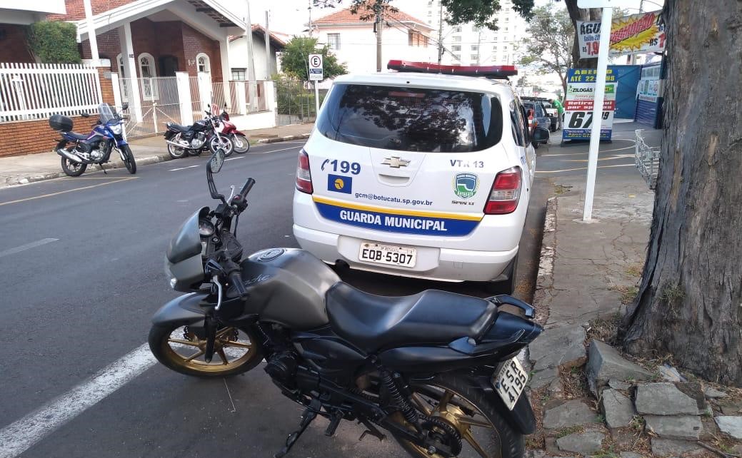 Homem furta moto, é perseguido por populares e detido pela GCM