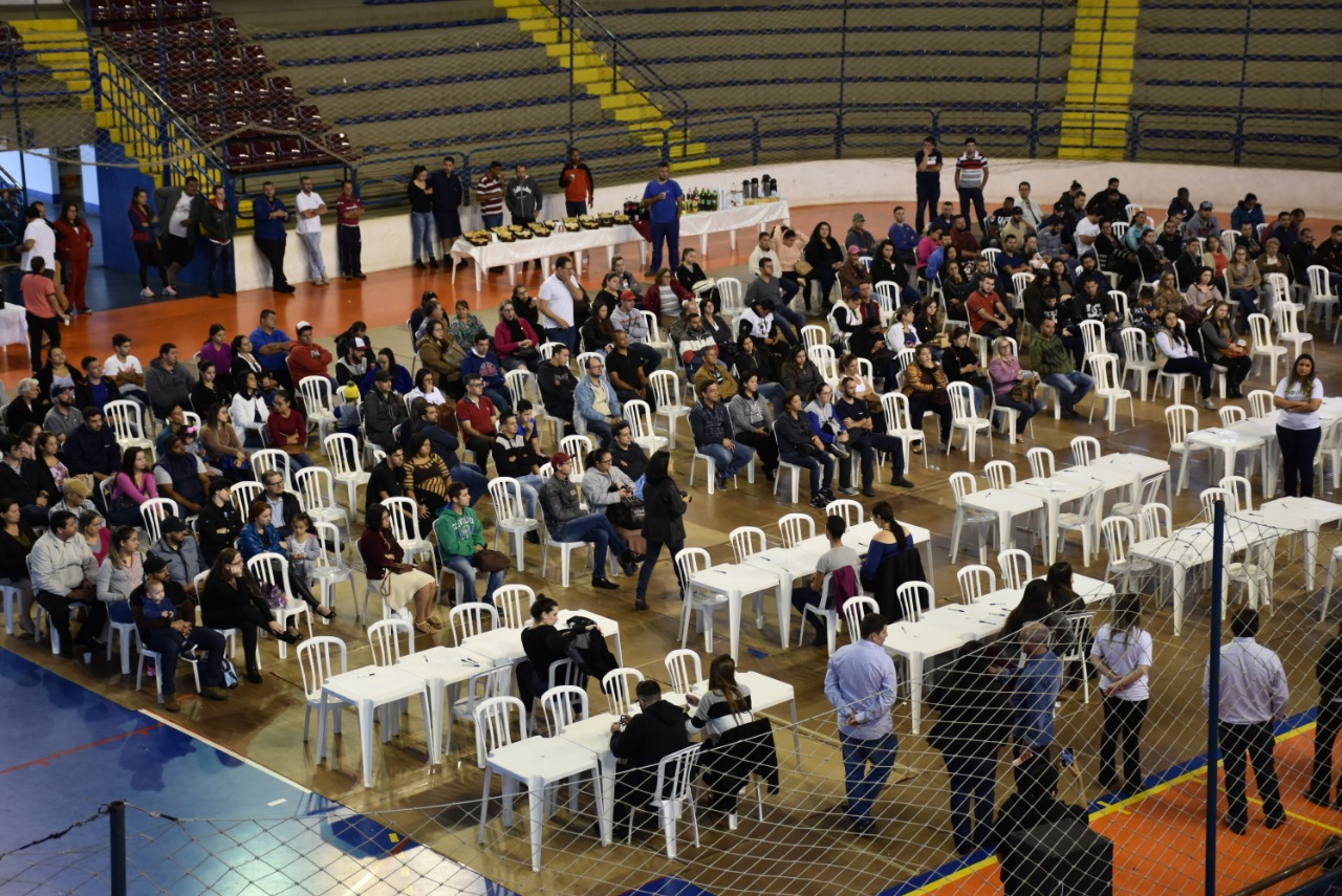 Futuros moradores do Residencial Bem-te-vi assinam contratos