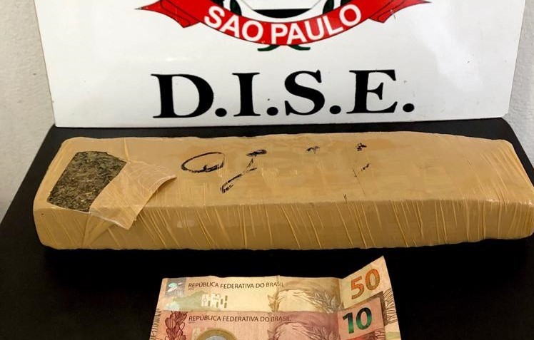 Homem foge de bloqueio policial, mas é perseguido e preso pela DISE com 1 kg de maconha