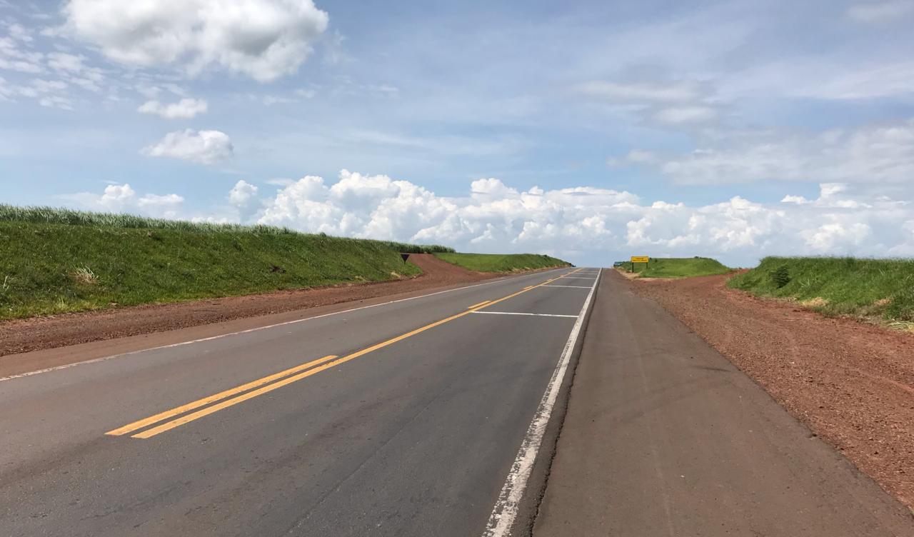 Tentativa de ultrapassagem em rodovia deixa um morto e dois feridos em São Manuel