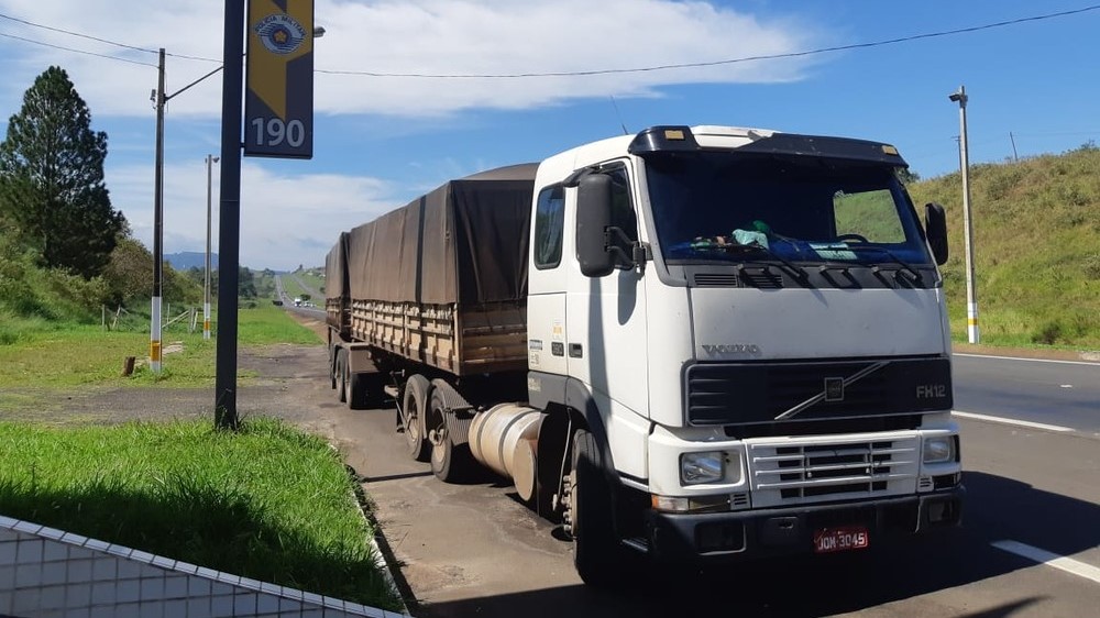Dois homens são presos na Castello Branco com caminhão bitrem roubado; motorista tinha sido sequestrado Dois homens são presos na Castello Branco com caminhão bitrem roubado; motorista tinha sido sequestrado