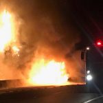 Carreta carregada com madeira pega fogo e interdita a Serra de Botucatu