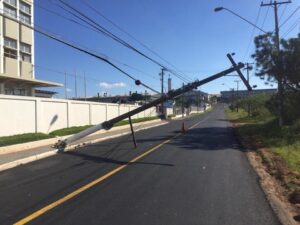 Carreta derruba poste em Botucatu