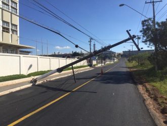 Carreta derruba poste em Botucatu