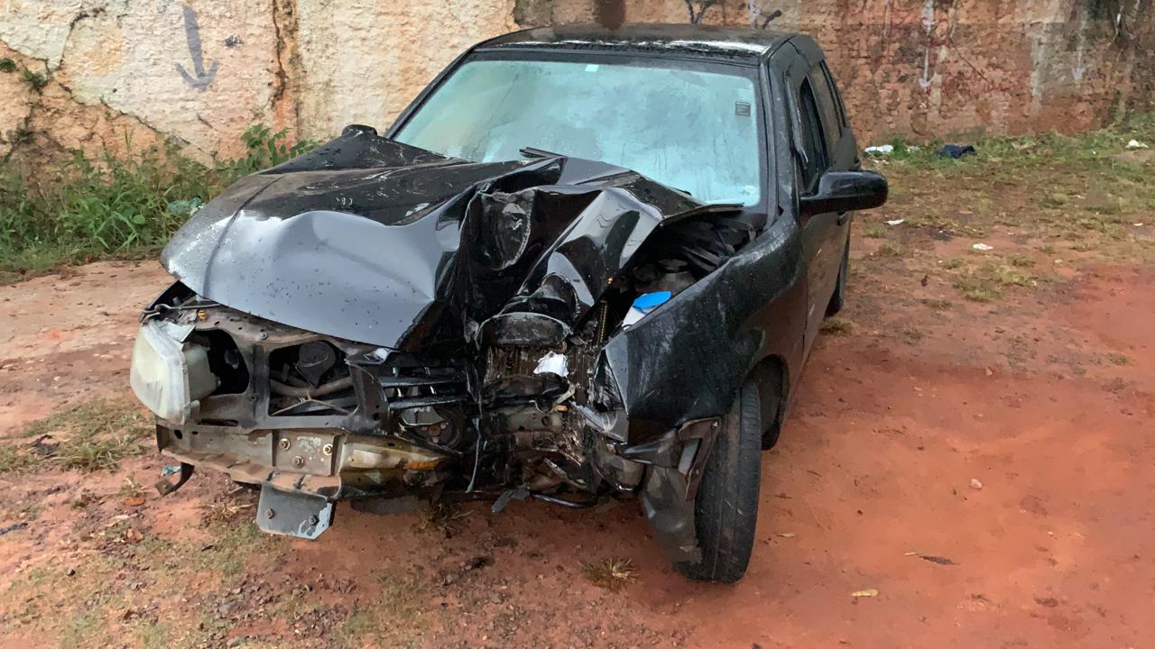 Homem bate carro em poste e três adolescentes ficam feridas; condutor não ficou no local