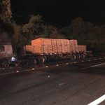 Carreta carregada com madeira pega fogo e interdita a Serra de Botucatu