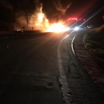 Carreta carregada com madeira pega fogo e interdita a Serra de Botucatu