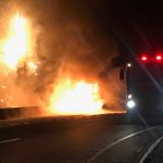 Carreta carregada com madeira pega fogo e interdita a Serra de Botucatu