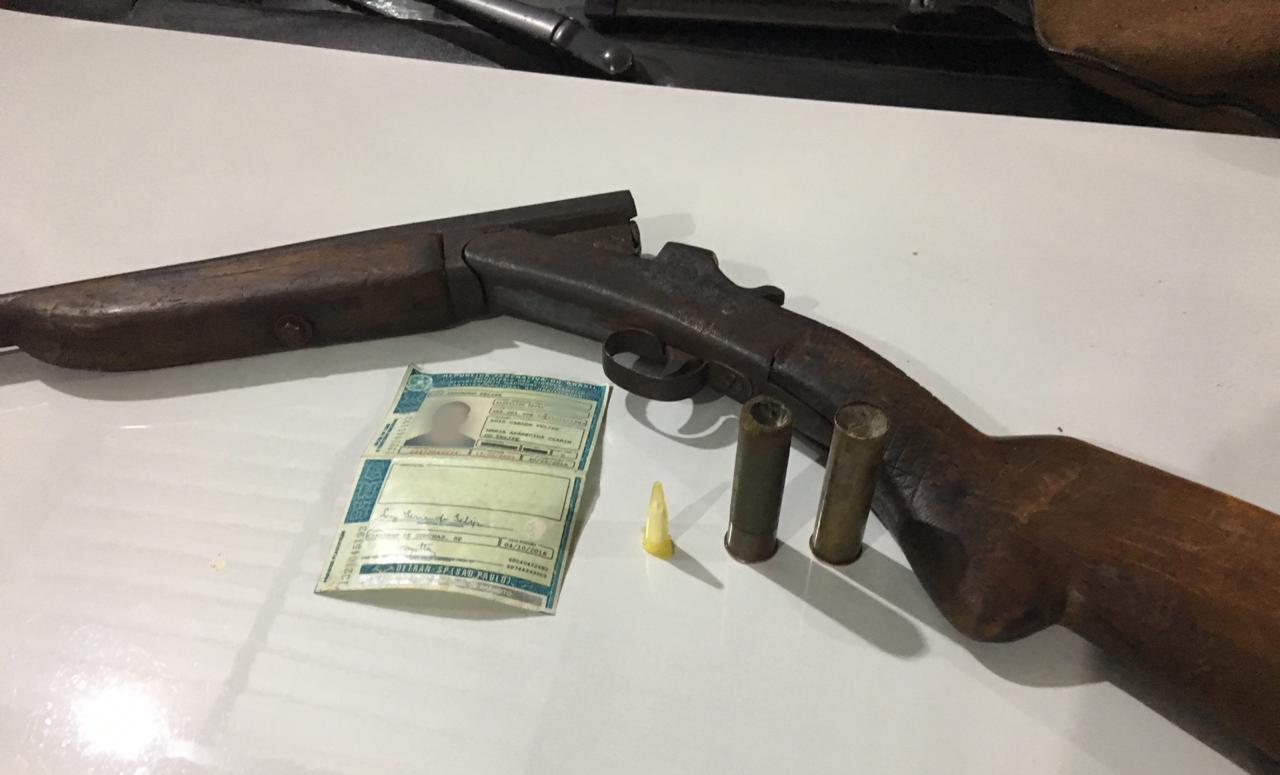 Botucatu: homem é detido com espingarda, munição e pino de cocaína em bairro da zona rural