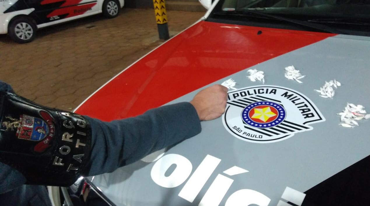 Homem é preso com cem porções de cocaína escondidas dentro de carro na Castelinho