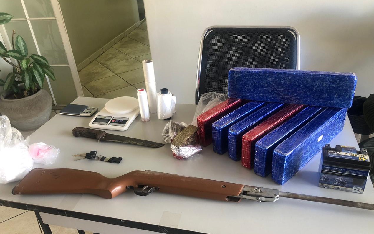 Polícia Militar localiza moto furtada e grande quantidade de droga dentro de residência em São Manuel Polícia Militar localiza moto furtada e grande quantidade de droga dentro de residência em São Manuel