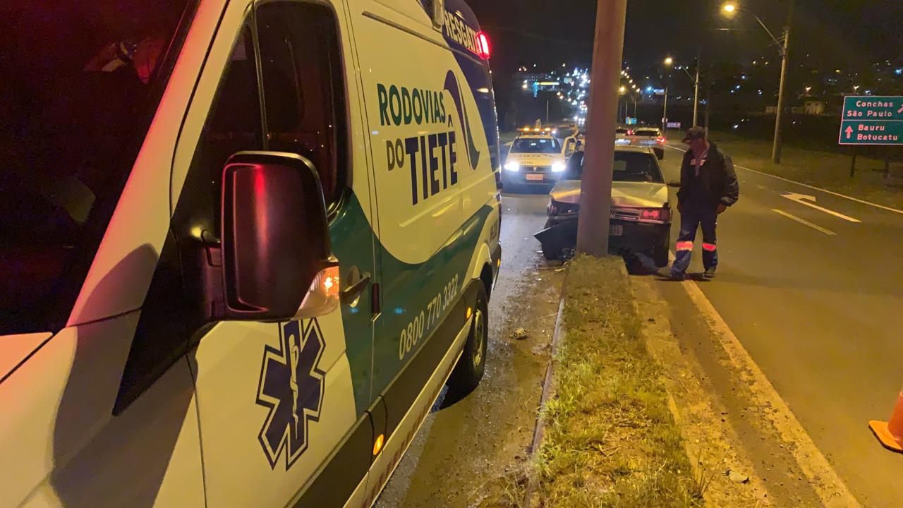 Veículo colide contra poste na Rodovia Domingos Sartori