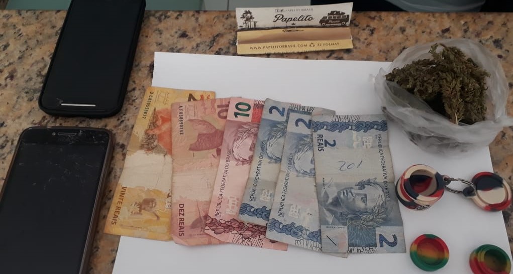 Homem em liberdade condicional é preso por tráfico em Anhembi