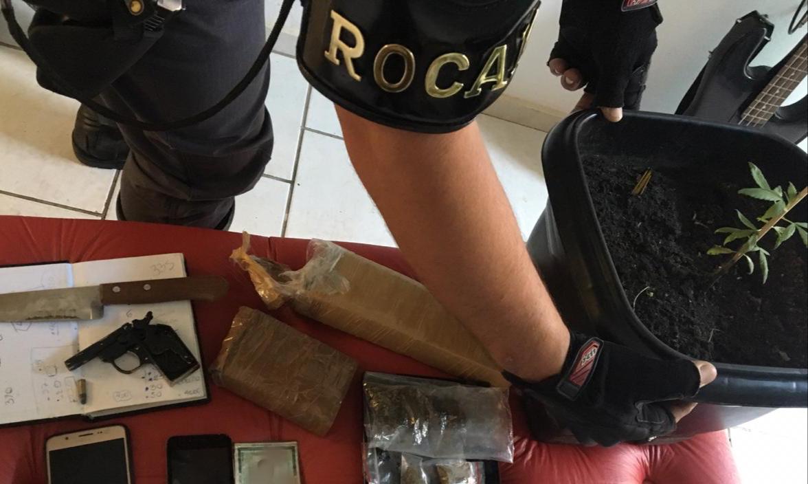 Rocam prende homem com vaso e tijolos de maconha na Vila Carmelo