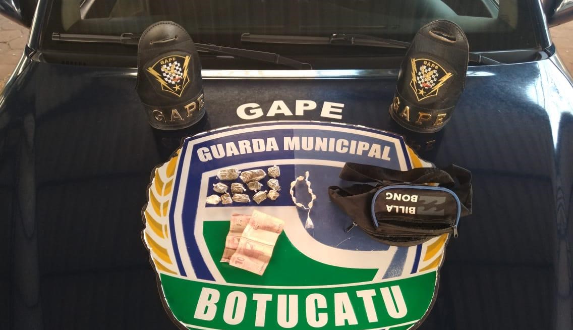 GAPE prende homem vendendo droga perto de praça no Jardim Brasil