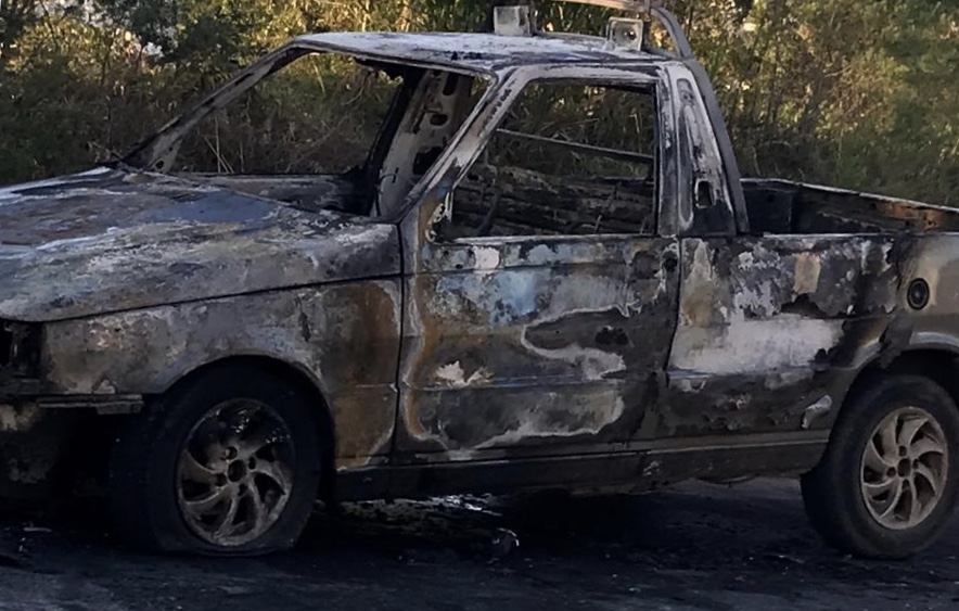 Carro pega fogo e fica destruído no Jardim Tropical