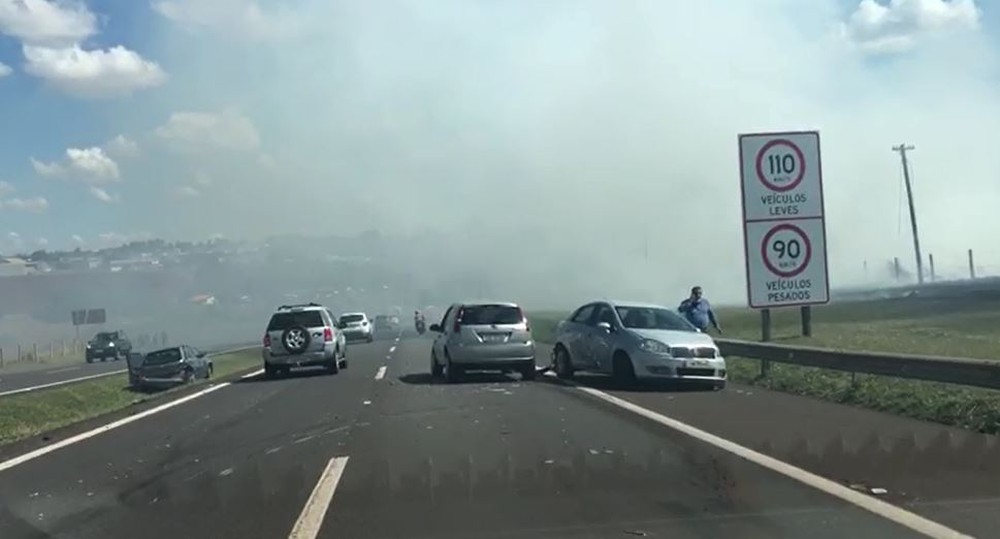 Fogo em mato provoca acidente entre carros e caminhão em rodovia na região de Jaú Fogo em mato provoca acidente entre carros e caminhão em rodovia na região de Jaú