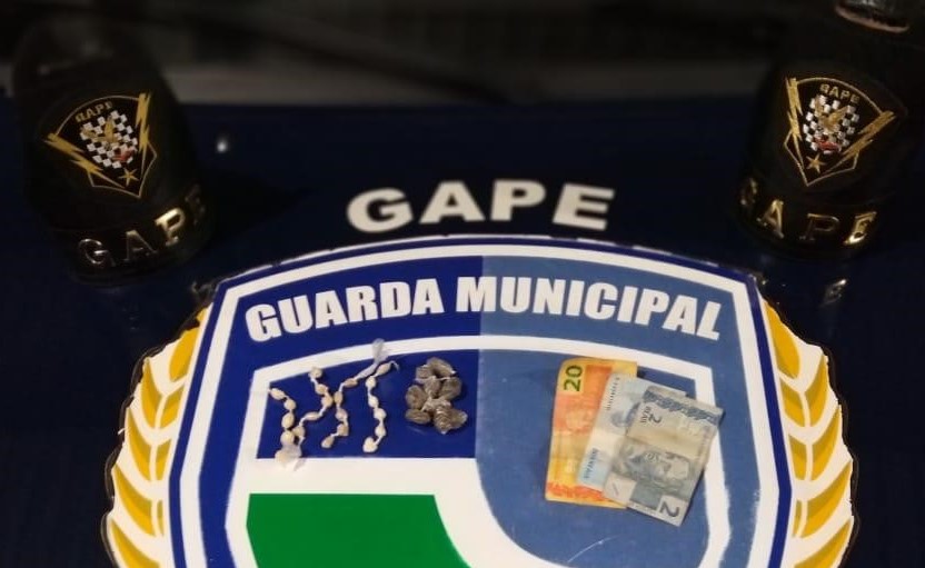 GAPE apreende adolescentes vendendo droga na frente de creche no Santa Maria