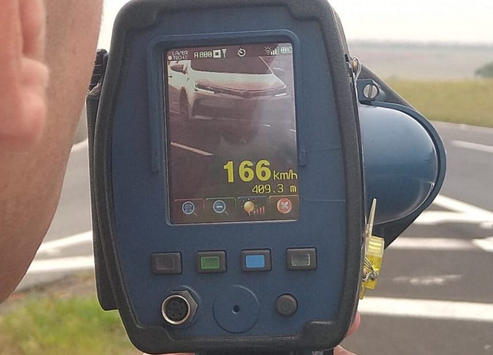 Motorista é flagrado dirigindo a 166 km/h na rodovia Castello Branco em Santa Cruz do Rio Pardo Motorista é flagrado dirigindo a 166 km/h na rodovia Castello Branco em Santa Cruz do Rio Pardo