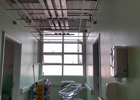 Forro de gesso em hospital particular desaba e assusta pacientes em Botucatu