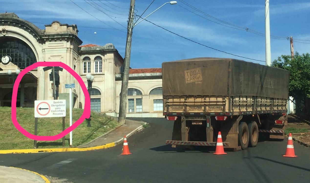 Carreta quebra em local proibido para circulação em Botucatu
