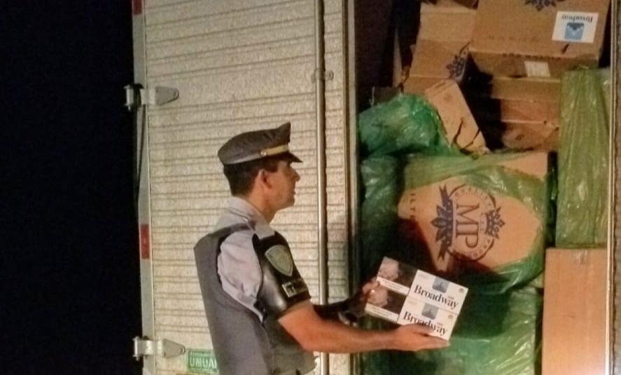 Motorista de Botucatu é preso com carga contrabandeada de cigarros na Castelo Branco