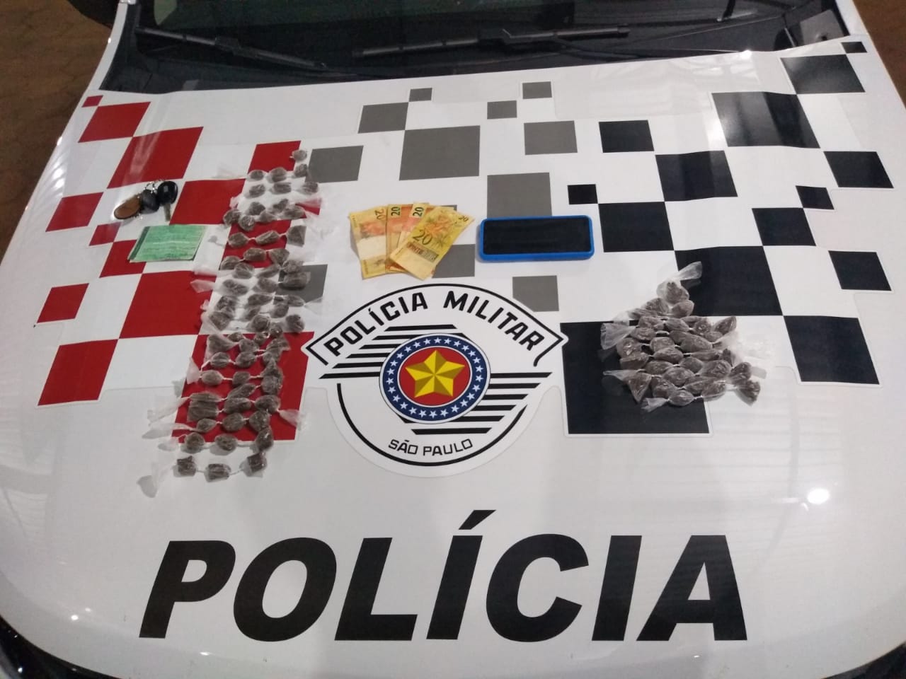 Cão Colt da PM localiza droga escondida em sofá no Jardim Brasil; veja vídeo