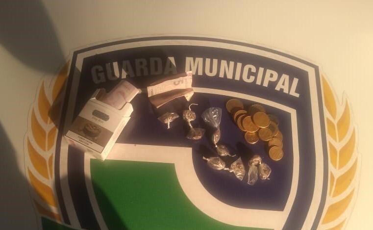 Adolescente é flagrado traficando no Santa Eliza