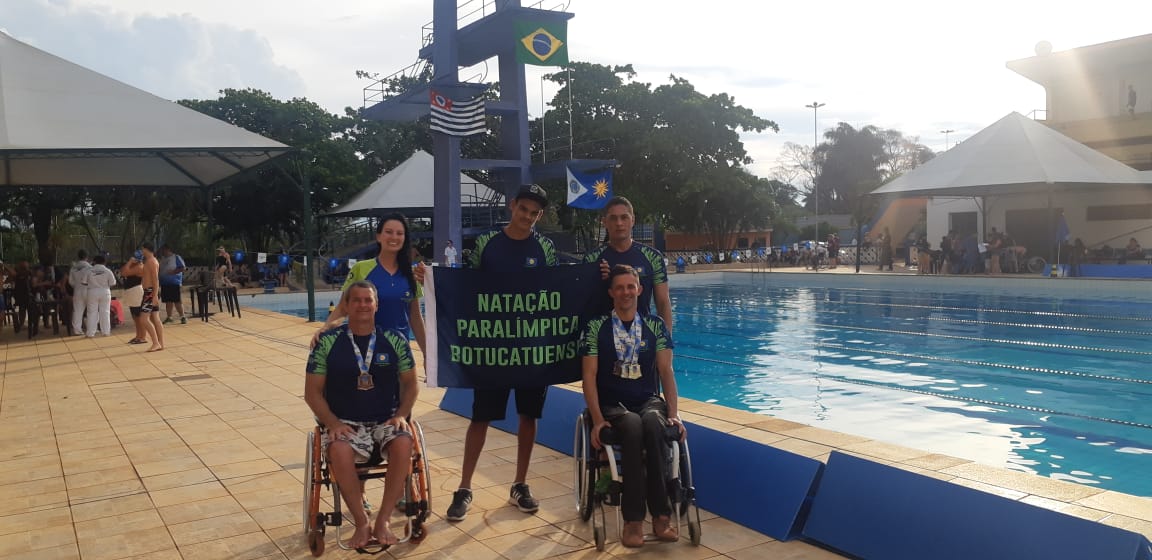Equipe botucatuense de natação paralímpica conquista medalhas em competição estadual