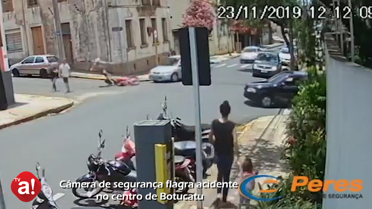 Câmera de segurança flagra acidente com moto no centro de Botucatu