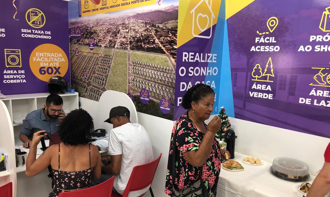 Famílias de Botucatu assinam contratos da casa própria com a Pacaembu