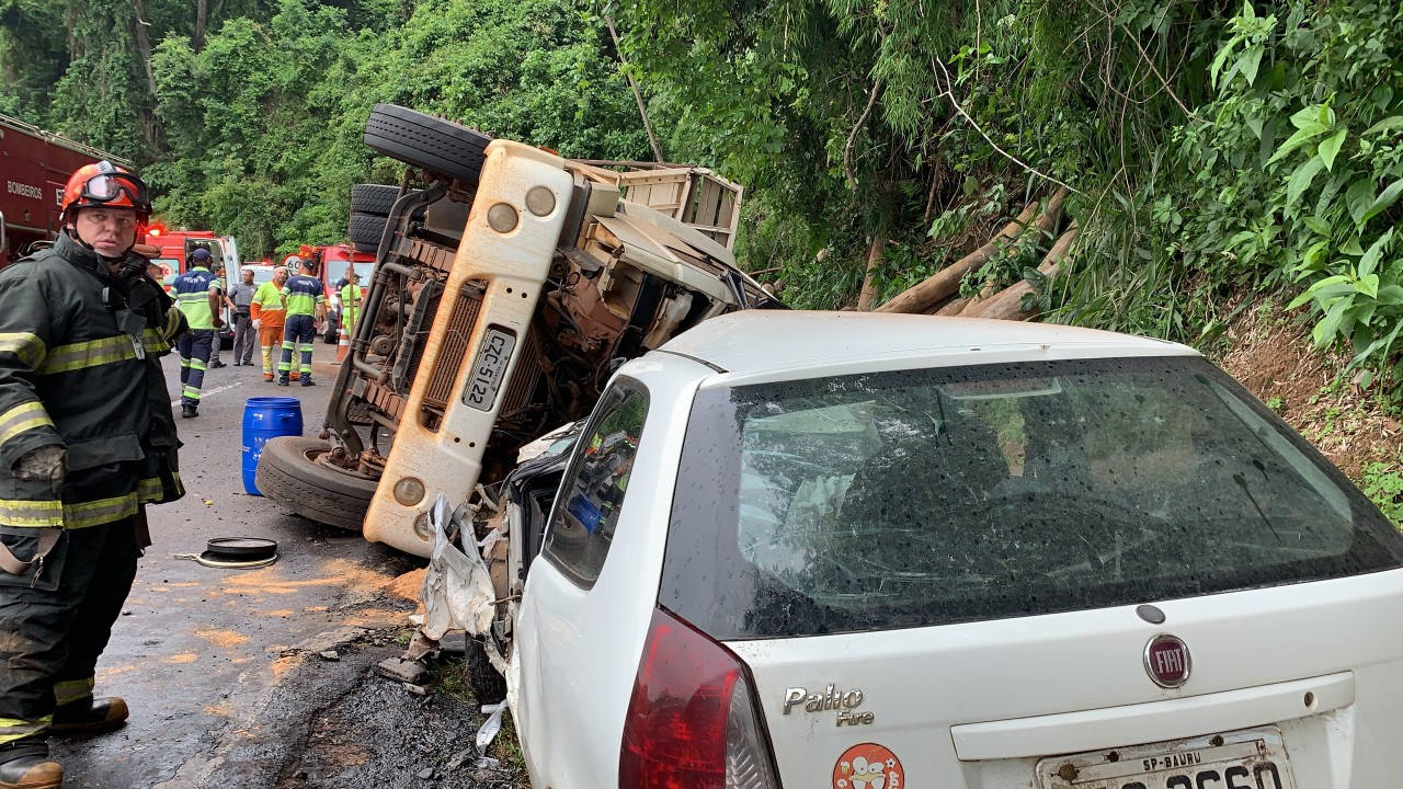 Caminhão com madeira tomba sobre dois carros na Serra de Botucatu; duas pessoas morrem