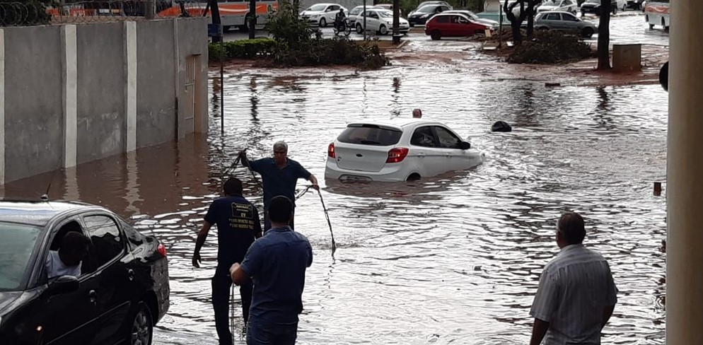 Chuva arrasta carros e causa transtornos em Bauru