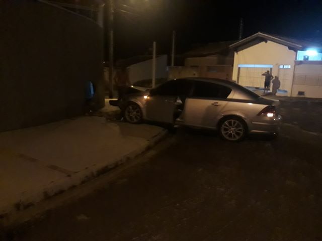 Motorista bate carro em muro no Itamarati e é preso por embriaguez