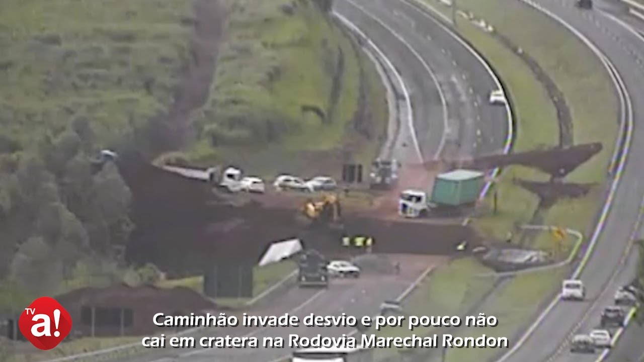 Vídeo: caminhão invade desvio e por pouco não cai em cratera na Rondon em Botucatu