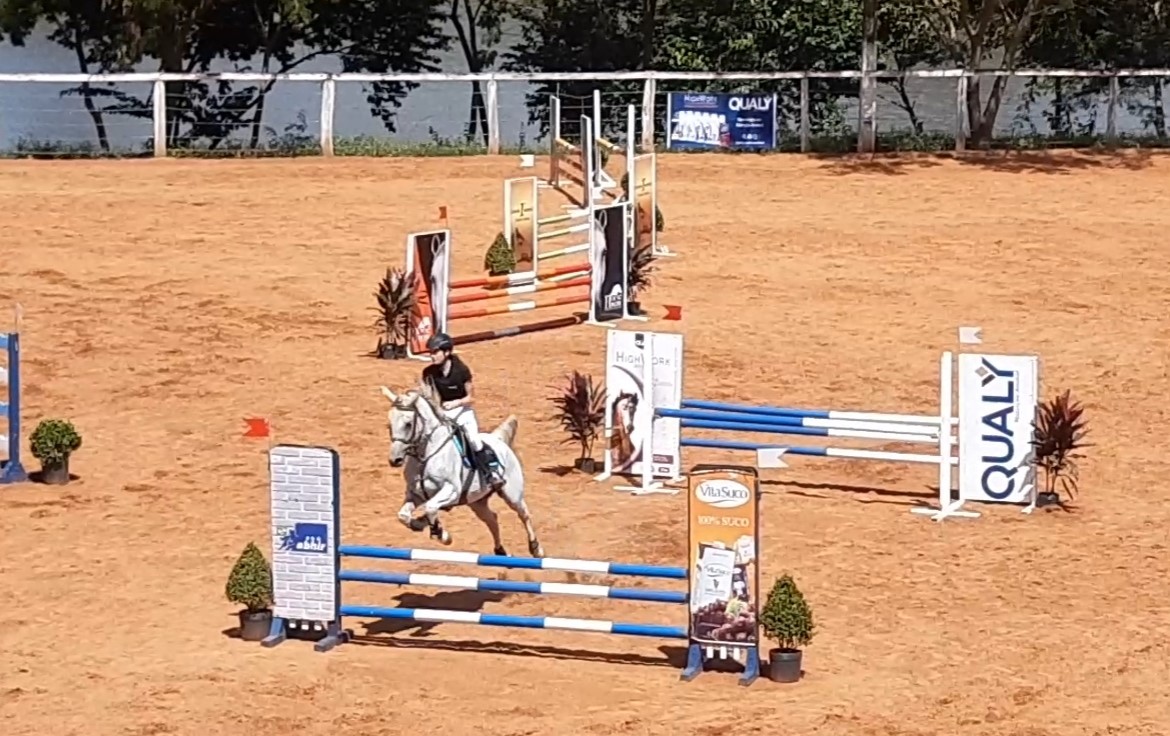 Hipismo: cavaleiros e amazonas de Botucatu conseguem bons resultados em prova no interior