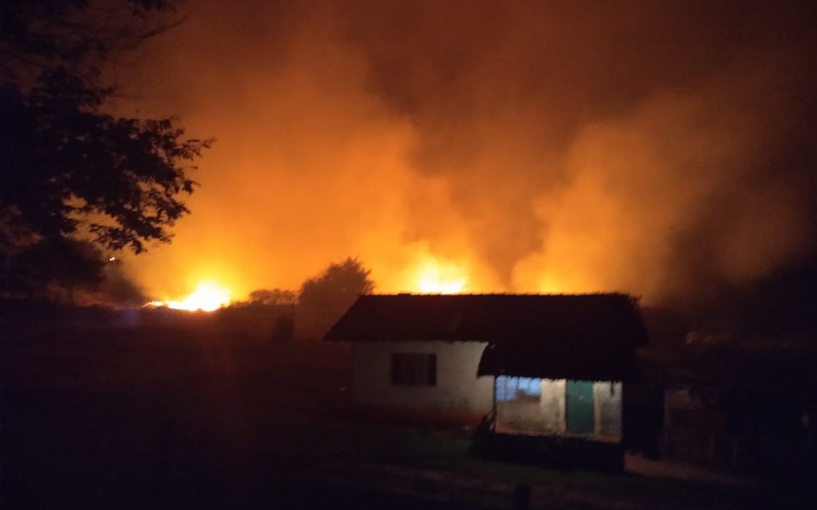 Incêndio em deposito de entulhos assusta moradores de Rubião Junior